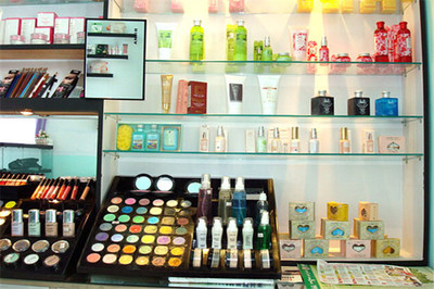 艾米尔彩妆加盟费用解析 开启化妆品零售事业的投资指南